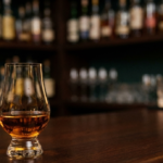 ev barında viski