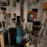 Bir ev dolabında viski şişeleri