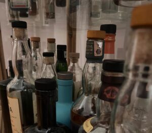 Bir ev dolabında viski şişeleri