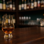 bir barın üzerinde viski dolu glencairn