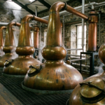 bir damıtımevinde sıralı imbikler