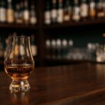 bir barın üzerinde viski dolu glencairn
